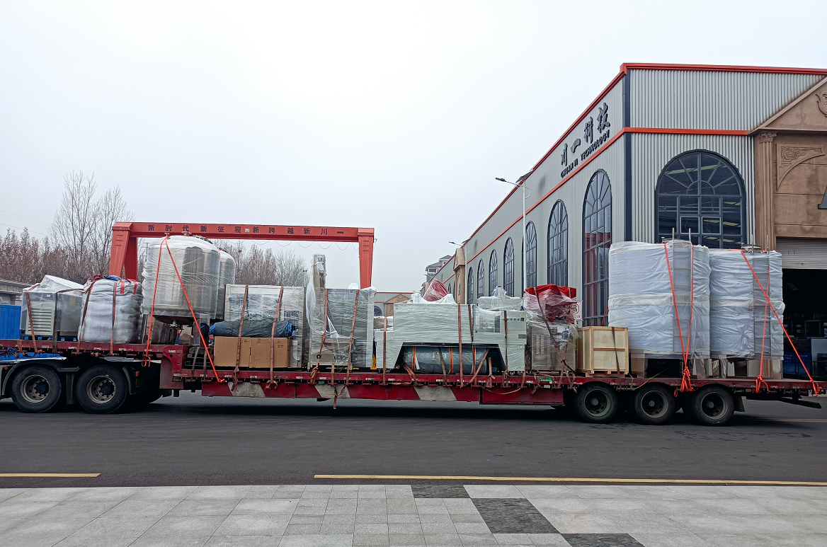 【川一股份】10T反滲透設(shè)備+6000瓶水灌裝線水廠設(shè)備裝車發(fā)往河南駐馬店
